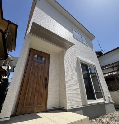 足場がバレて外観現る‼️